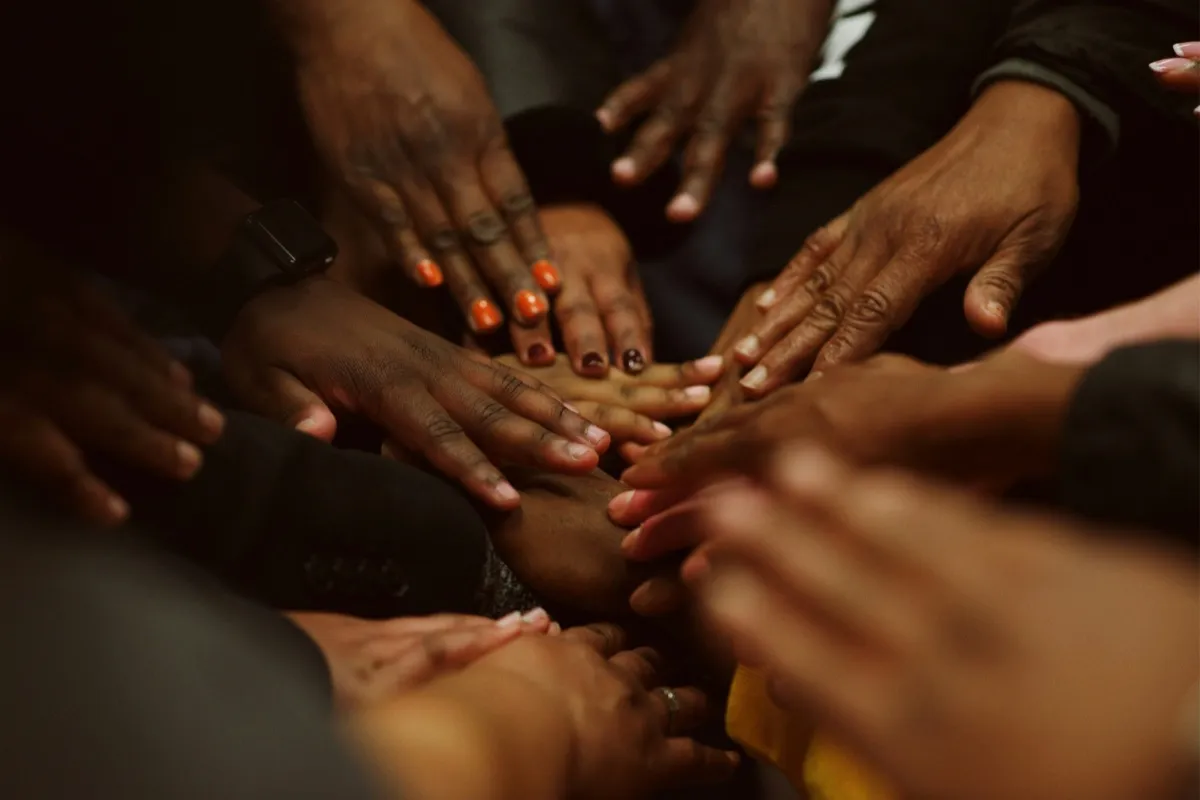 Mains diverses unies en solidarité, évoquant l'esprit d'accueil d'un Espace santé mentale