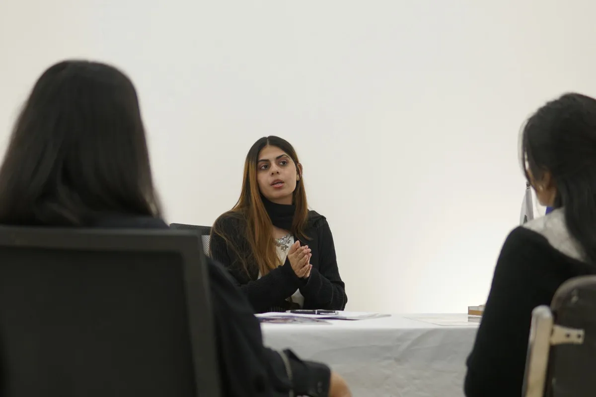 Une jeune femme animant une session de formation à la santé mentale en entreprise