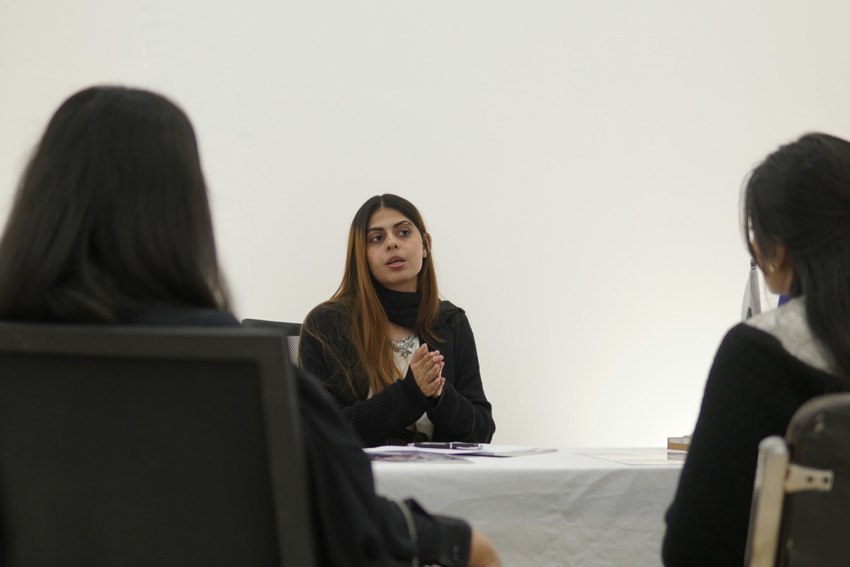 Une jeune femme animant une session de formation à la santé mentale en entreprise